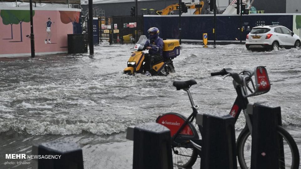 آب گرفتگی خیابان های لندن به دلیل سیل و طوفان