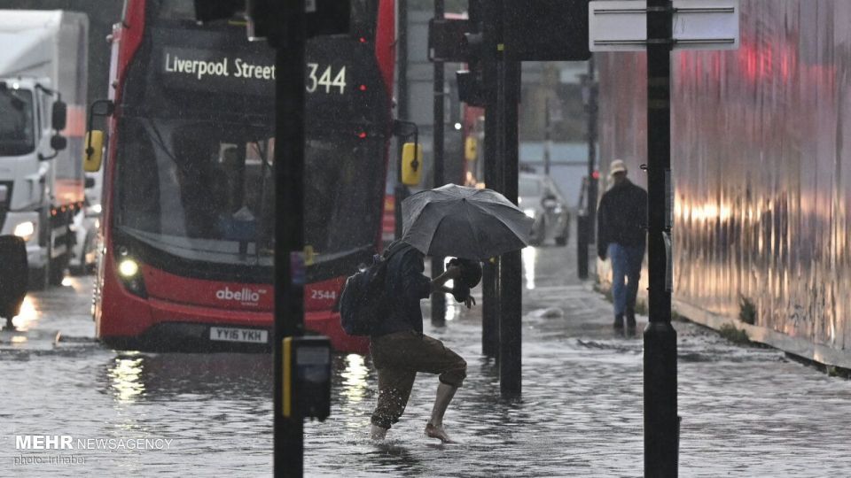 آب گرفتگی خیابان های لندن به دلیل سیل و طوفان