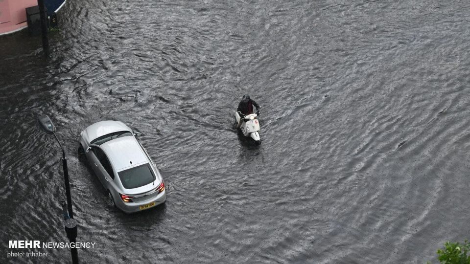 آب گرفتگی خیابان های لندن به دلیل سیل و طوفان