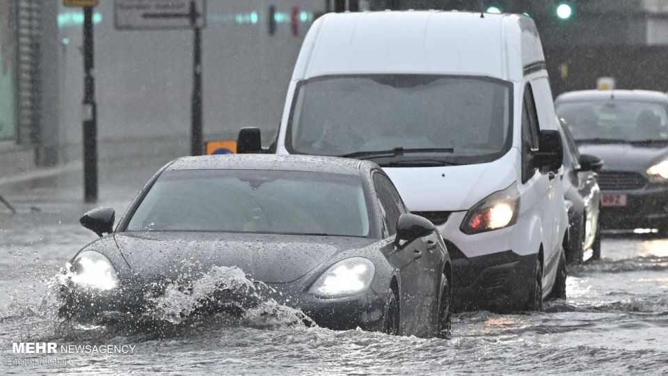 آب گرفتگی خیابان های لندن به دلیل سیل و طوفان