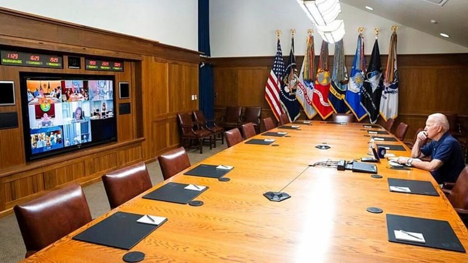 عکس جنجالی از جلسه امنیتی بایدن 