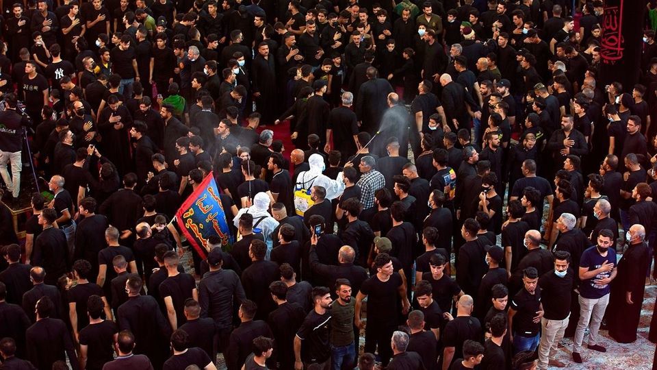 حضور مردم و دسته های عزاداری - کربلا معلی