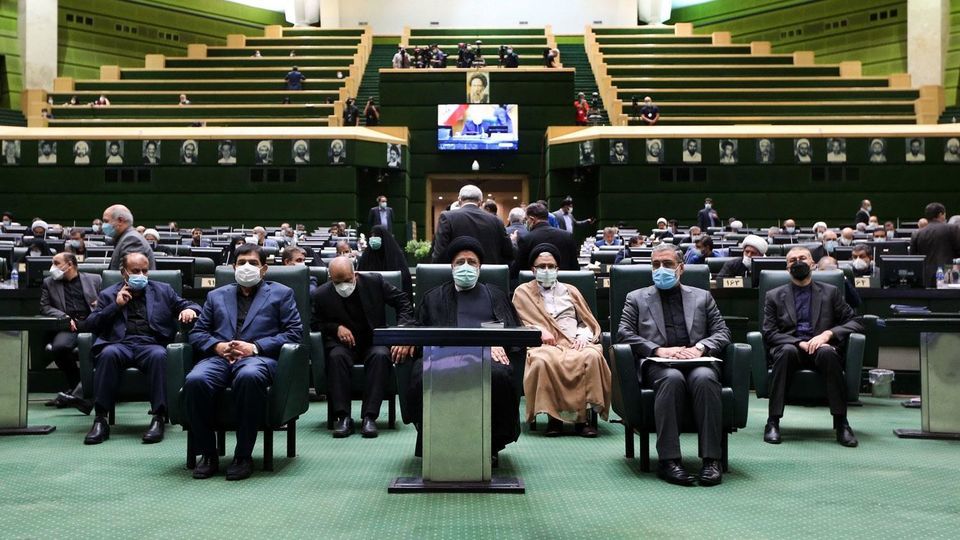 مسئولیت وزیران؛ با دولت یا مجلس؟! مسئولیت وزیران؛ با دولت یا مجلس؟!