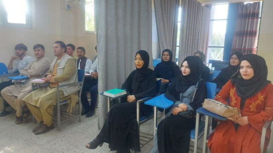 نصب پرده، سبک جدید تحصیل در دانشگاههای افغانستان نصب پرده، سبک جدید تحصیل در دانشگاههای افغانستان