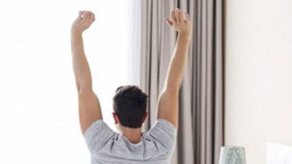 سه حرکت کششی که باید قبل از بیرون آمدن از رختخواب انجام دهید! سه حرکت کششی که باید قبل از بیرون آمدن از رختخواب انجام دهید!