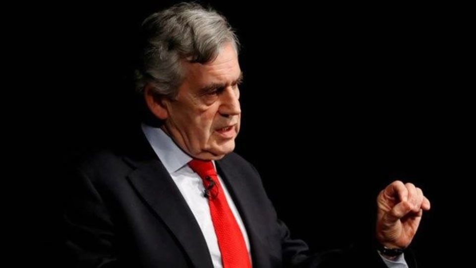 نخست‌وزیر اسبق انگلیس: ۱۰۰ میلیون دُز واکسن انبار شده را به کشورهای فقیر بدهید