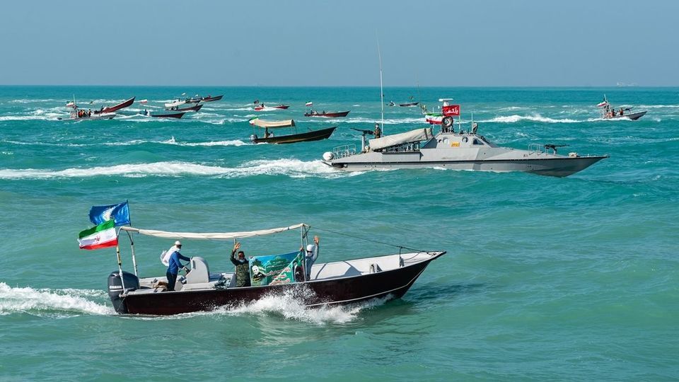 رژه شناورهای نیروی دریایی سپاه به مناسبت هفته دفاع مقدس 