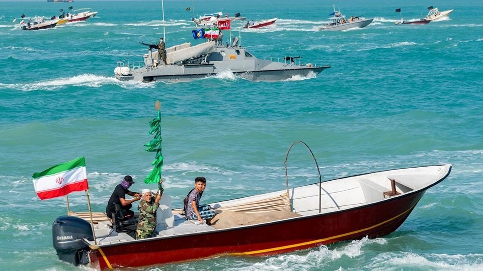 رژه شناورهای نیروی دریایی سپاه به مناسبت هفته دفاع مقدس 