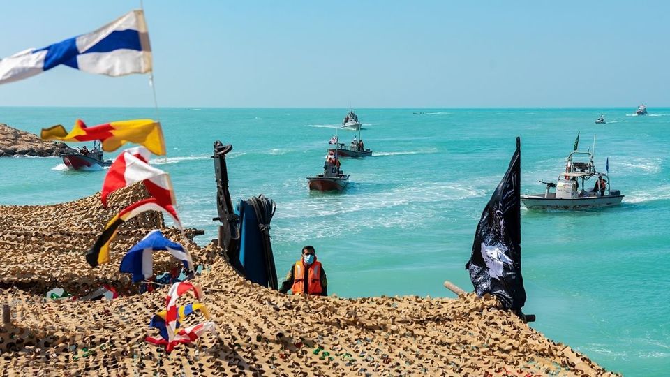 رژه شناورهای نیروی دریایی سپاه به مناسبت هفته دفاع مقدس 