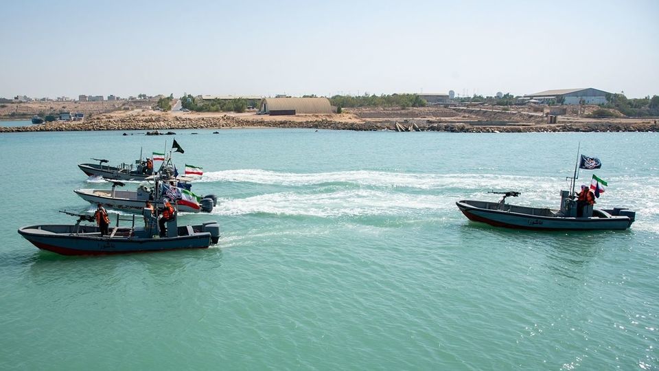 رژه شناورهای نیروی دریایی سپاه به مناسبت هفته دفاع مقدس 