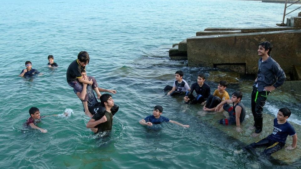 شنا و آب‎تنی در آخرین روزهای تابستان 