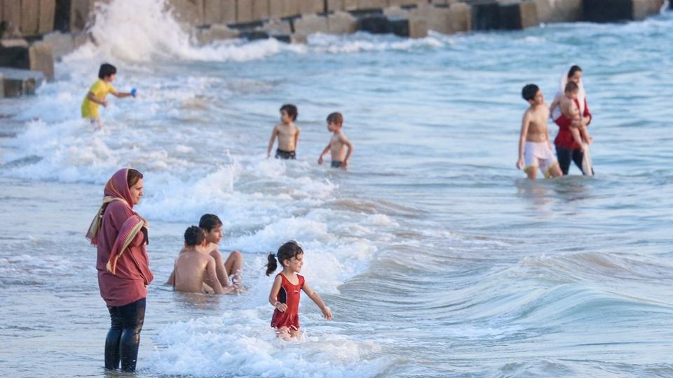 شنا و آب‎تنی در آخرین روزهای تابستان 