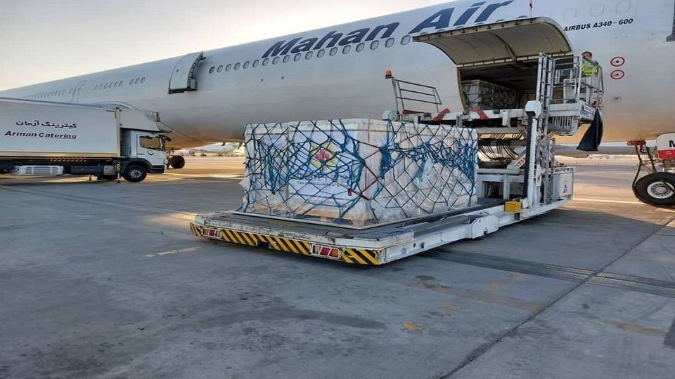 هلال‌احمر اولین محموله واکسن تک دز برای ۳ تا ۱۷ ساله‌ها را وارد کشور کرد/ تحویل ۶ میلیون سینوفارم به وزارت بهداشت