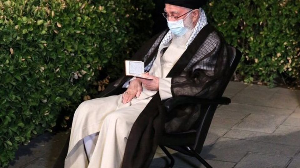 اقامه نماز رهبر انقلاب بر پیکر مرحوم آیت‌الله حسن‌زاده آملی