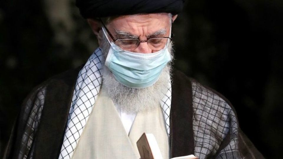 اقامه نماز رهبر انقلاب بر پیکر مرحوم آیت‌الله حسن‌زاده آملی