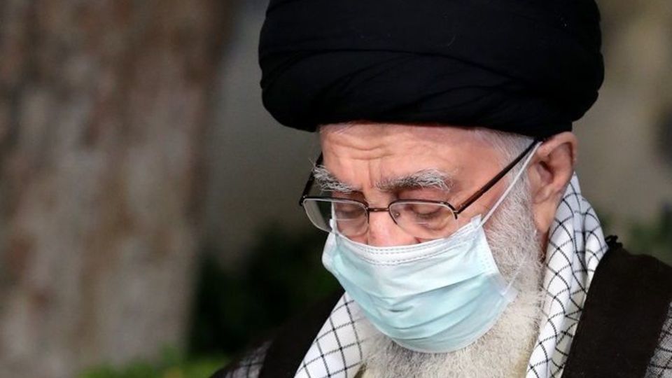 اقامه نماز رهبر انقلاب بر پیکر مرحوم آیت‌الله حسن‌زاده آملی