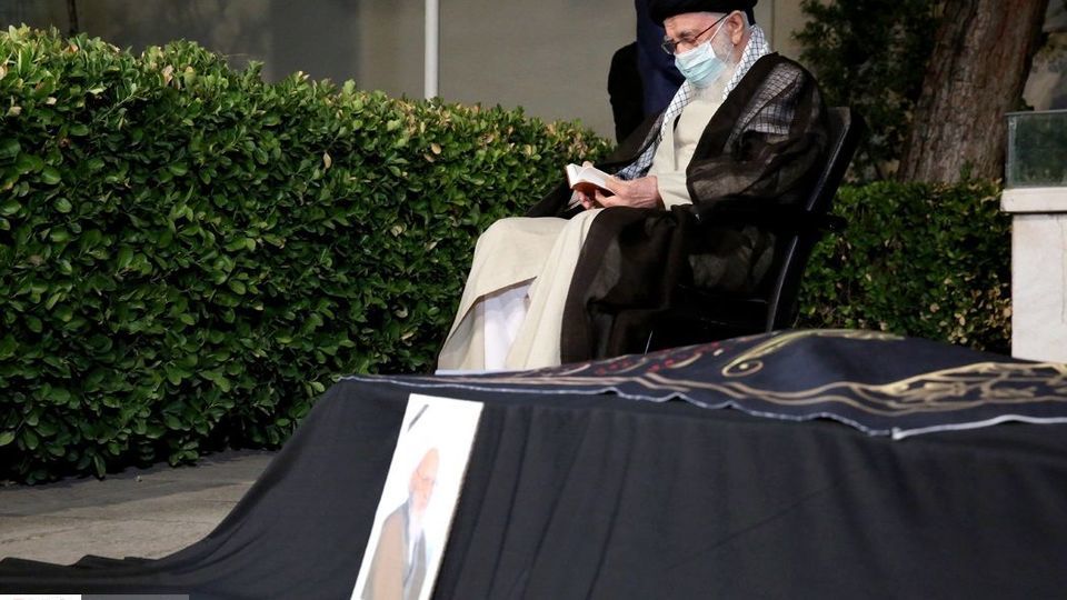 اقامه نماز رهبر انقلاب بر پیکر مرحوم آیت‌الله حسن‌زاده آملی