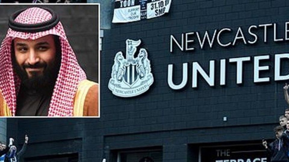 اعتراض به حضور سعودی ها در نیوکاسل با تصویری از خاشقچی و ولیعهد عربستان+عکس