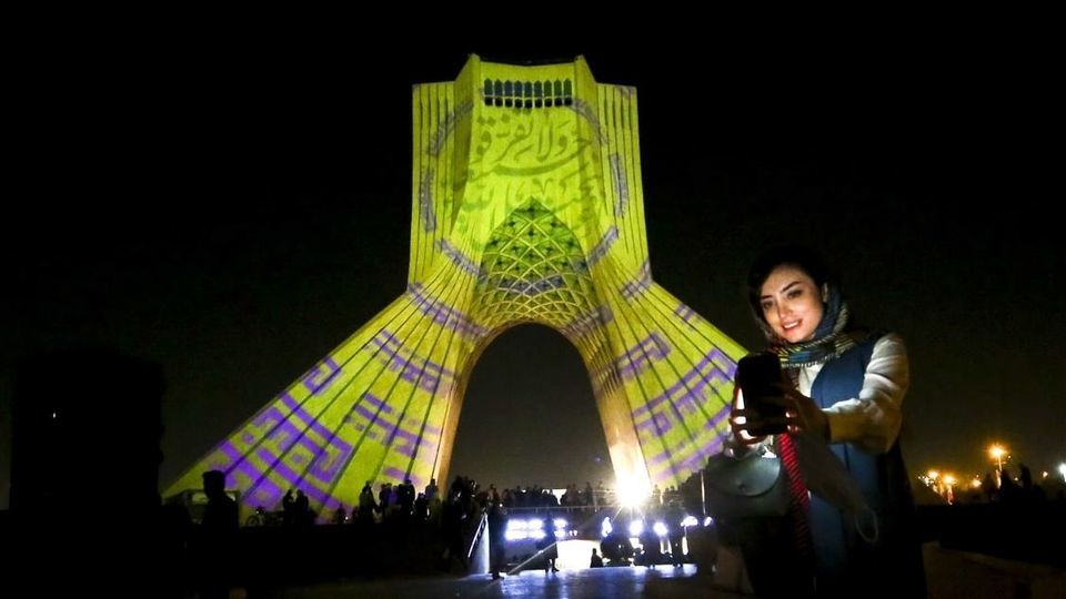  نور افشانی برج آزادی به مناسبت میلاد پیامبر رحمت 