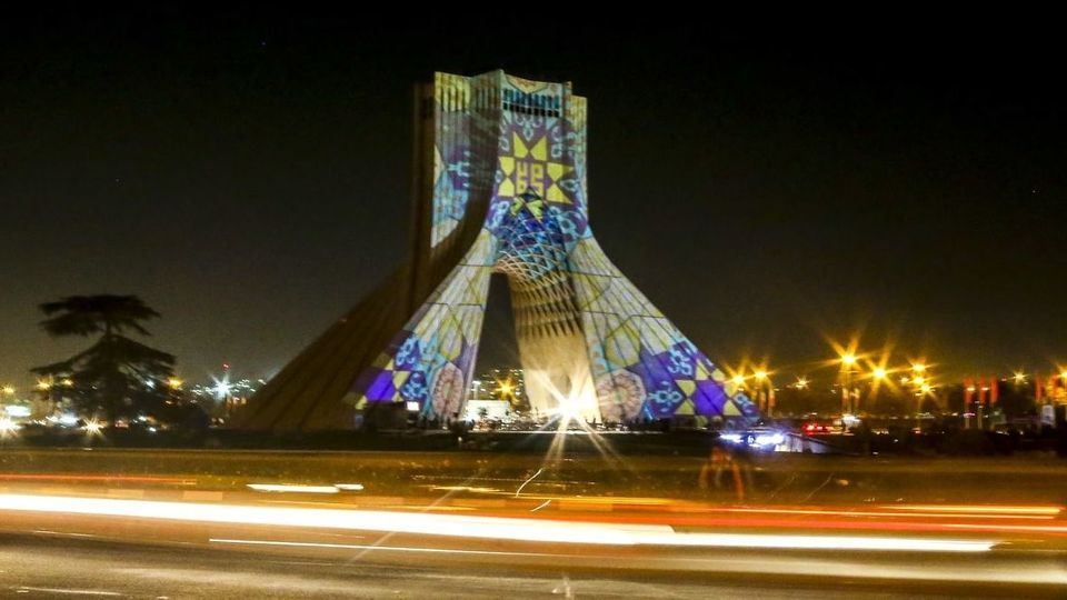  نور افشانی برج آزادی به مناسبت میلاد پیامبر رحمت 