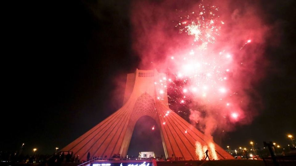  نور افشانی برج آزادی به مناسبت میلاد پیامبر رحمت 