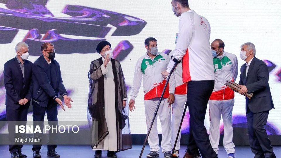 مراسم اهدای بازوبند پهلوانی توسط رییس جمهور  ‏