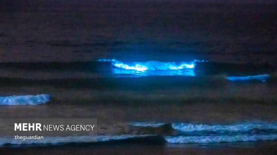 ساحلی درخشان به رنگ آبی جادویی