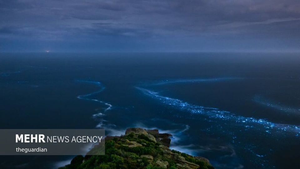 ساحلی درخشان به رنگ آبی جادویی