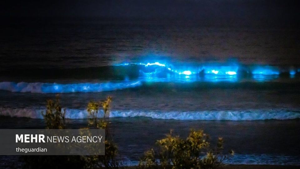 ساحلی درخشان به رنگ آبی جادویی