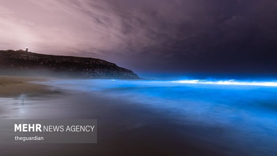 ساحلی درخشان به رنگ آبی جادویی