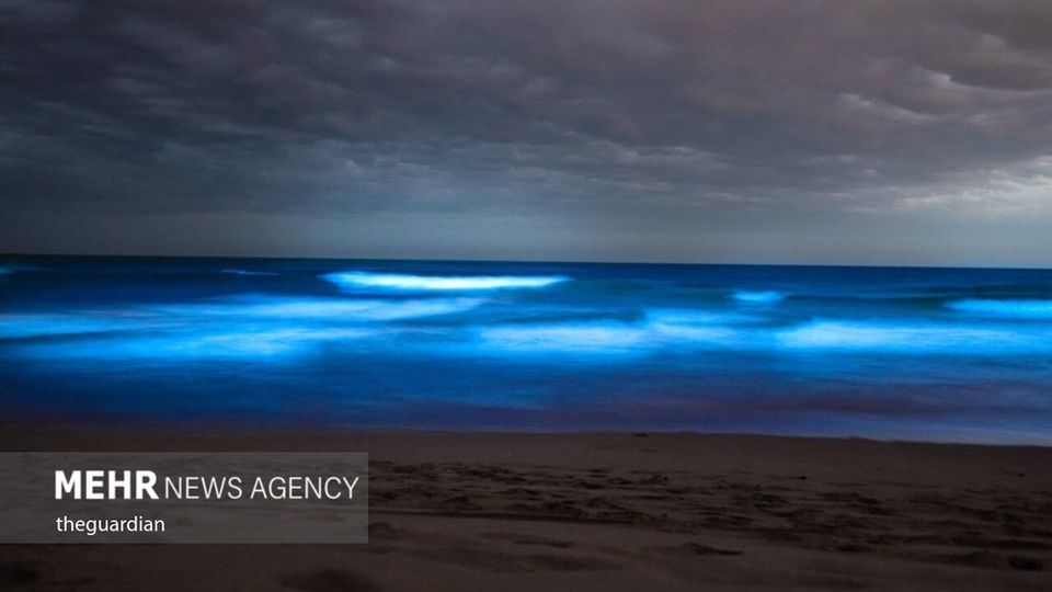 ساحلی درخشان به رنگ آبی جادویی