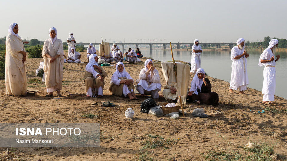 مراسم عید دهوا حنینا (عید کوچک) منداییان در ساحل کارون