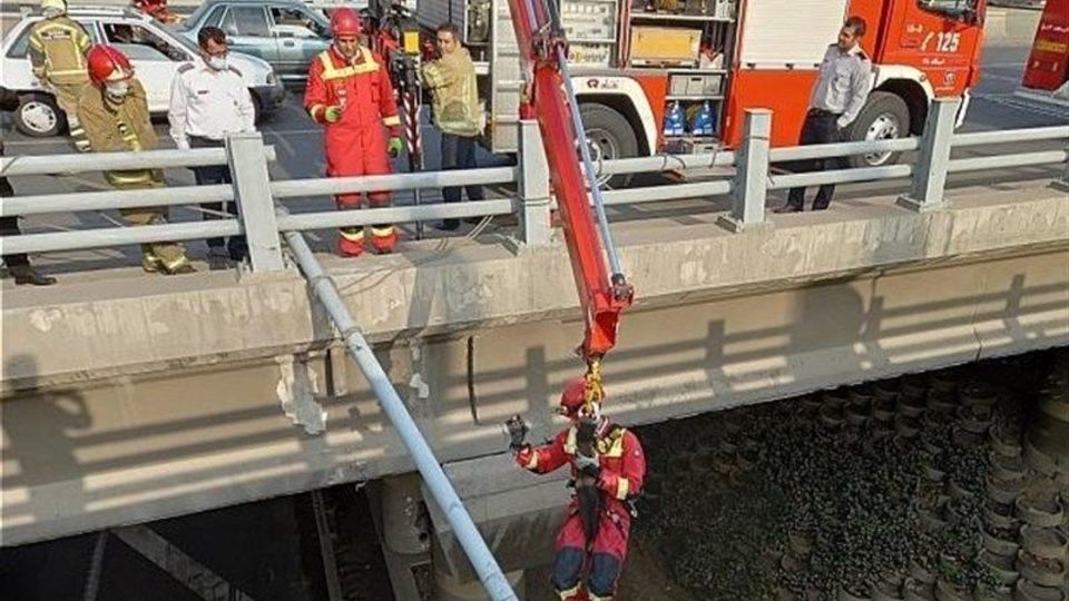 سرقت نافرجام لوله محافظ پل بزرگراه آزادگان+ تصاویر