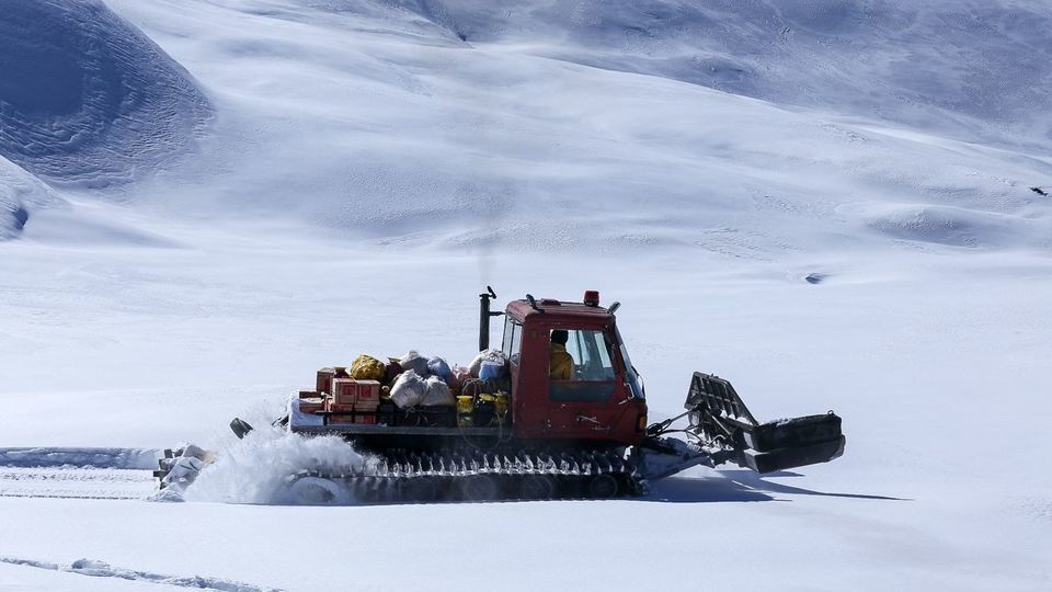 آماده سازی پیست اسکی مجموعه توچال