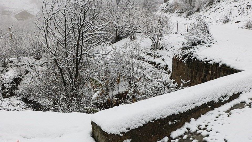 بارش برف پاییزی در اشکور رحیم آباد- گیلان