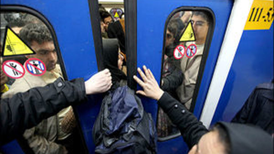 اعتراض عضو شورای تهران به حضور مردان در واگن مخصوص زنان