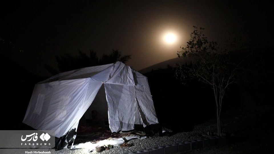 بازدید شبانه مخبر از مناطق زلزله‌زده هرمزگان