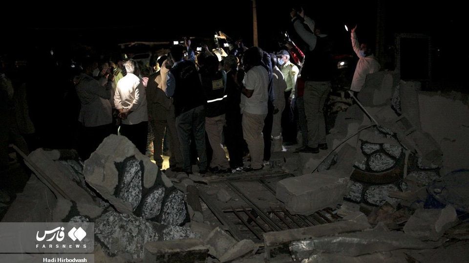 بازدید شبانه مخبر از مناطق زلزله‌زده هرمزگان