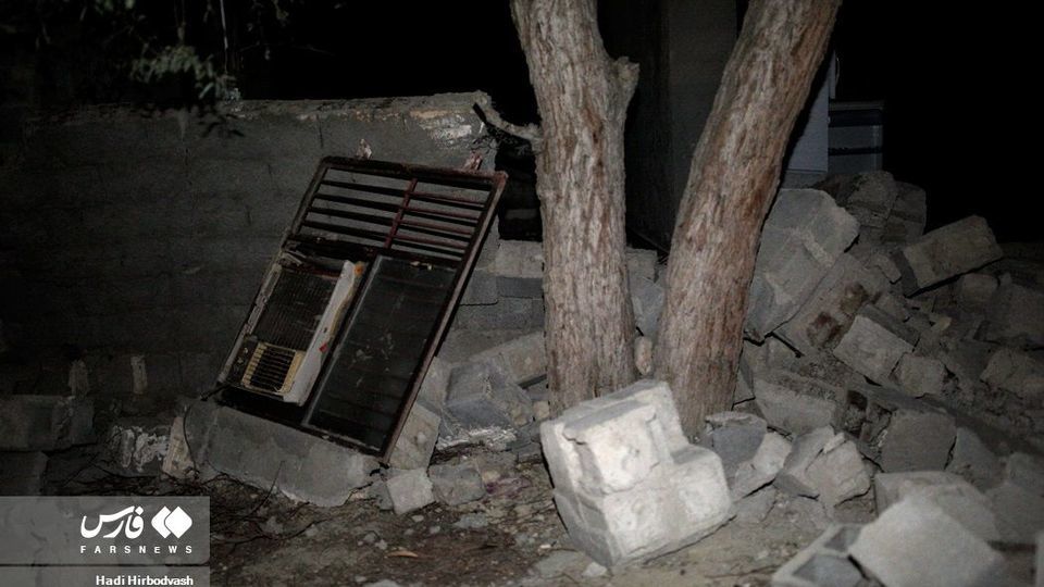 بازدید شبانه مخبر از مناطق زلزله‌زده هرمزگان