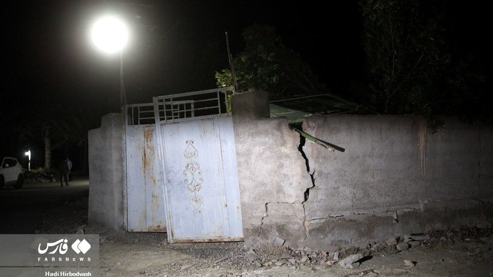 بازدید شبانه مخبر از مناطق زلزله‌زده هرمزگان