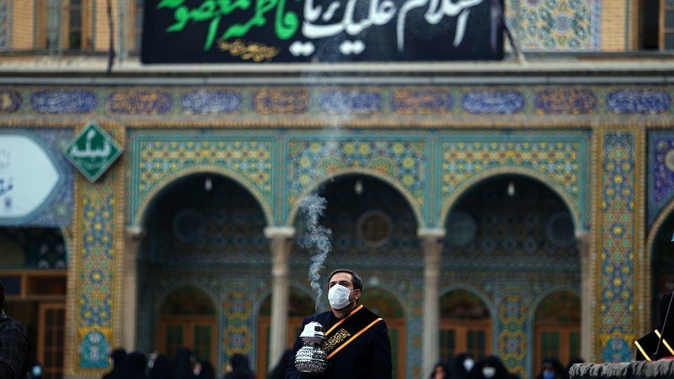 آیین تعویض پرچم حرم حضرت معصومه