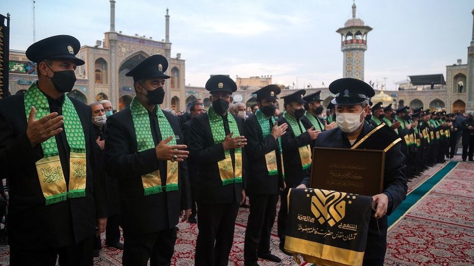 آیین تعویض پرچم حرم حضرت معصومه