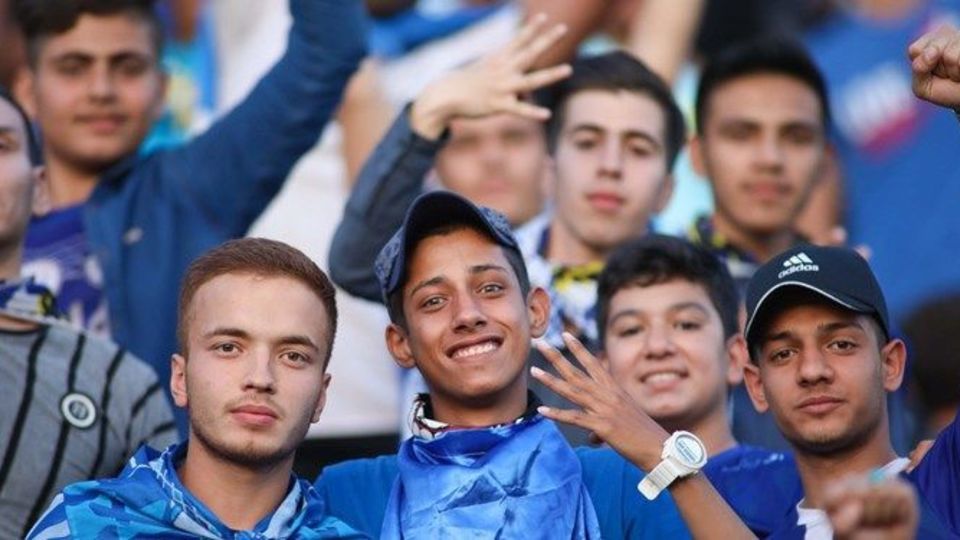 مجوز حضور تماشاگران در دیدار استقلال و نساجی صادر شد/ بازگشت هواداران فوتبال به ورزشگاه‌ها