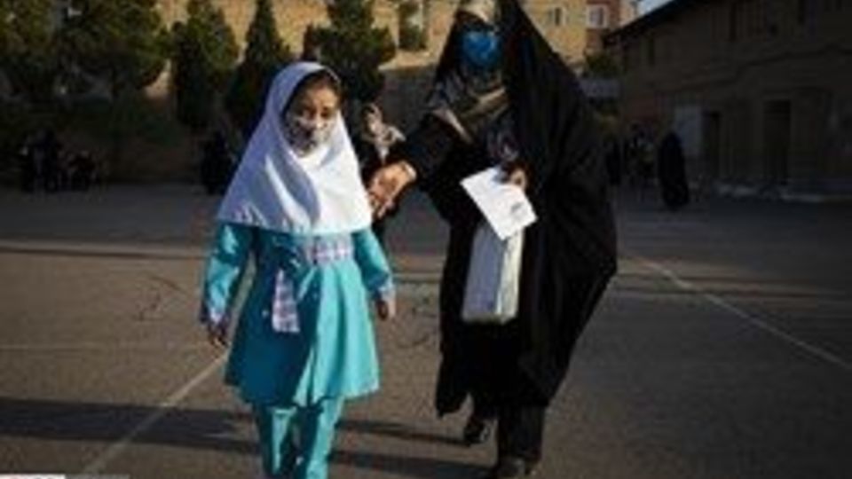 گلایه خانواده‌ها از اخذ اجباری وجه در مدارس/ آموزش و پرورش: کمک‌های مردمی باید اختیاری باشد!