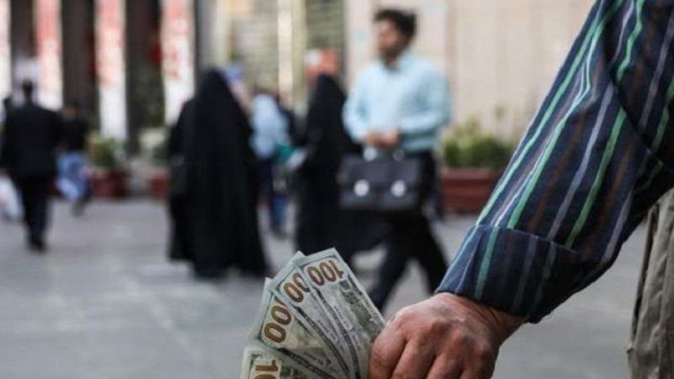 سود چهار میلیون تومانی دلار رانتی / واگذاری ۲ هزار دلار ارز با هر کارت ملی توسط بانک مرکزی