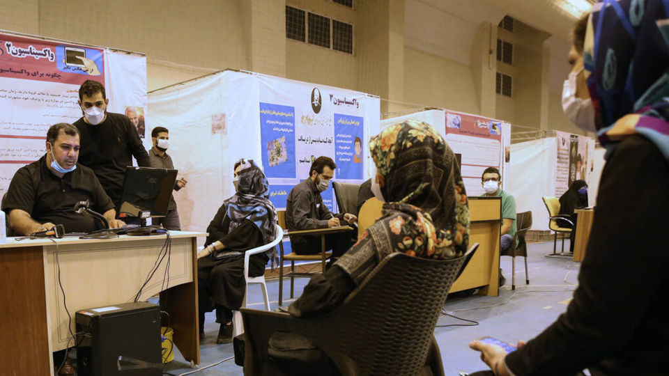 افراد بالای ۱۸ سال باید دز سوم واکسن کرونا را دریافت کنند