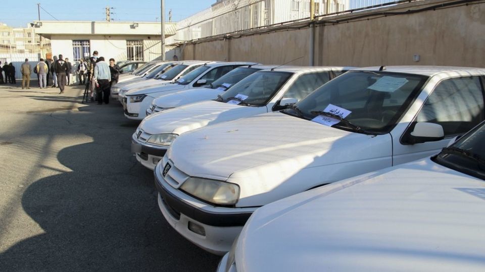 بازدید دادستان کل کشور از خودروهای بلاتکلیف در پارکینگ ها