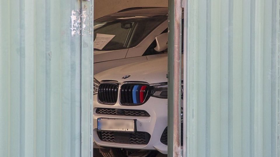 بازدید دادستان کل کشور از خودروهای بلاتکلیف در پارکینگ ها