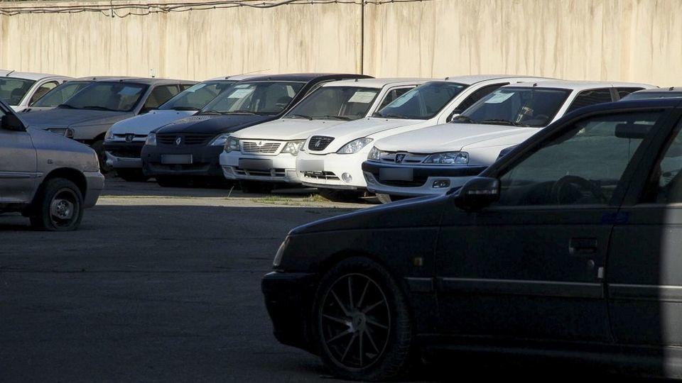 بازدید دادستان کل کشور از خودروهای بلاتکلیف در پارکینگ ها