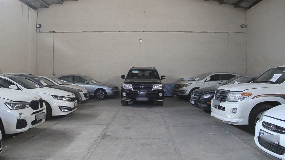 بازدید دادستان کل کشور از خودروهای بلاتکلیف در پارکینگ ها